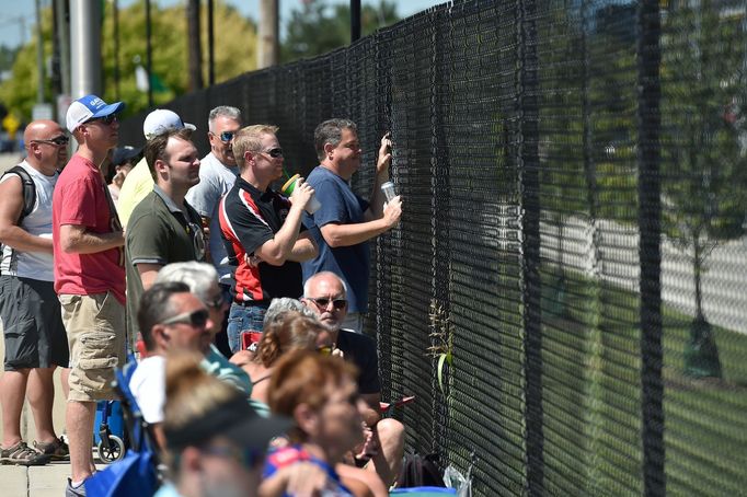 Fanoušci za plotem během 104. ročníku závodu Indy 500