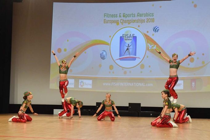 Závodnice z Aerobic Teamu Praha získaly zlatou v kategorii kadeti Aerobic Grande se skladbou Army