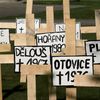 Greenpeace udělali ze zahrady Úřadu vlády hřbitov
