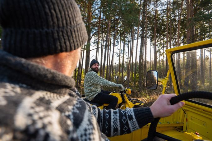 Cestovatel Dan Přibáň vyráží na další cestu po světě. I tentokrát se rozhodl, že si cestu neulehčí, po žlutém trabantu zasedl za volant žluté žáby, Luazu 967.