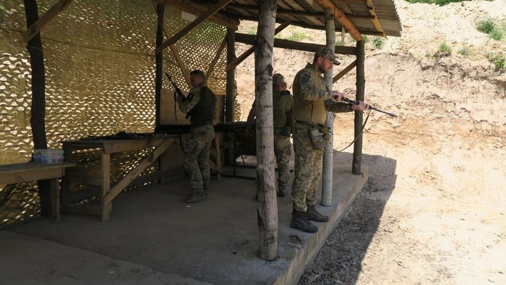 Traktoristé a ajťáci s puškami v rukách. Domobrana vypráví o bojích u Kyjeva