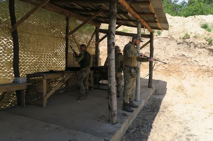 Teritoriální obrana se ve vesnici Chotiv zformovala hned na začátku ruské invaze na Ukrajinu.