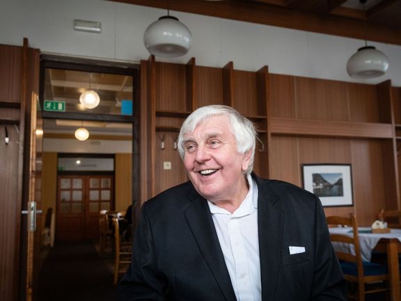 Tváří humpoleckého podniku Jirmásek je Jaroslav Rychecký. Dnes je mu přes sedmdesát let. Začínal tu v roce 1970, kdy nastoupil do učení na číšníka.