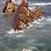 Polovina havarované lodi u Nového Zélandu se potápí