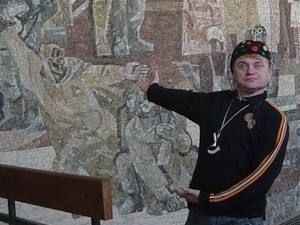 Vilém Čok u milovické mozaiky