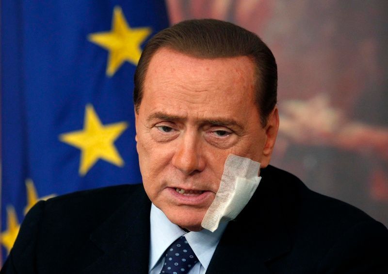 Silvio Berlusconi s náplastí po plastické operaci