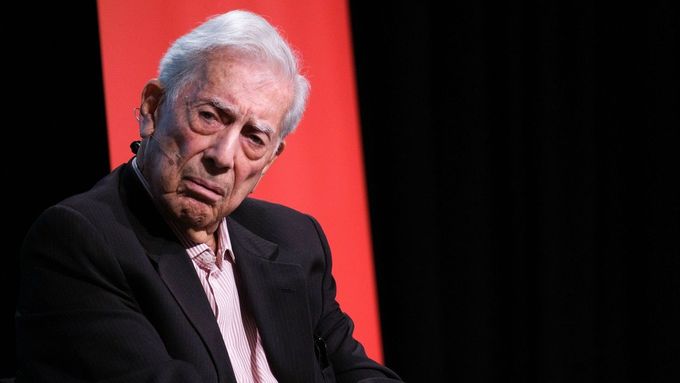 Mario Vargas Llosa letos v dubnu při debatě v madridském Cervantesově institutu.