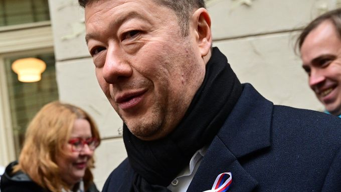 Tomio Okamura na pietním shromáždění před Hlávkovou kolejí.