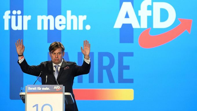 Maximilian Krah, člen strany Alternativa pro Německo (AfD) a poslanec Evropského parlamentu za skupinu Identita a demokracie, hovoří během evropské volební kampaně.