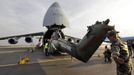 A French soldier checks the unloading of a French Puma helicopter from a Russian Antonov 224 at the Mali air force base near Bamako January 19, 2013. Islamist rebels in Mali abandoned the central town of Diabaly on Friday after fleeing a French air strike, military sources said, while West African troops arrived in Bamako to take on the insurgents in Mali's north. Reuters journalists travelling north of Bamako saw residents welcoming French troops and, in places, French and Malian flags hung side by side. REUTERS/Eric Gaillard (MALI - Tags: CIVIL UNREST CONFLICT MILITARY) Published: Led. 19, 2013, 7:10 odp.