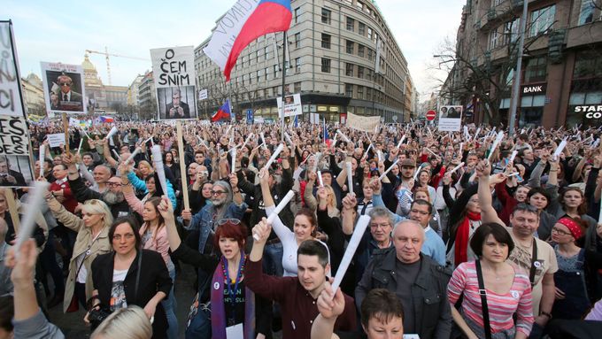 Opozice se taky neumí opřít o bouřící se občanskou společnost. (Jedna z demonstrací proti Andreji Babišovi na Václavském náměstí, duben 2018.)