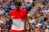 To Švýcar Roger Federer se zřejmě inspiroval u fotbalistů, že mají domácí a venkovní sadu dresů, a tak má oblečení v červené...