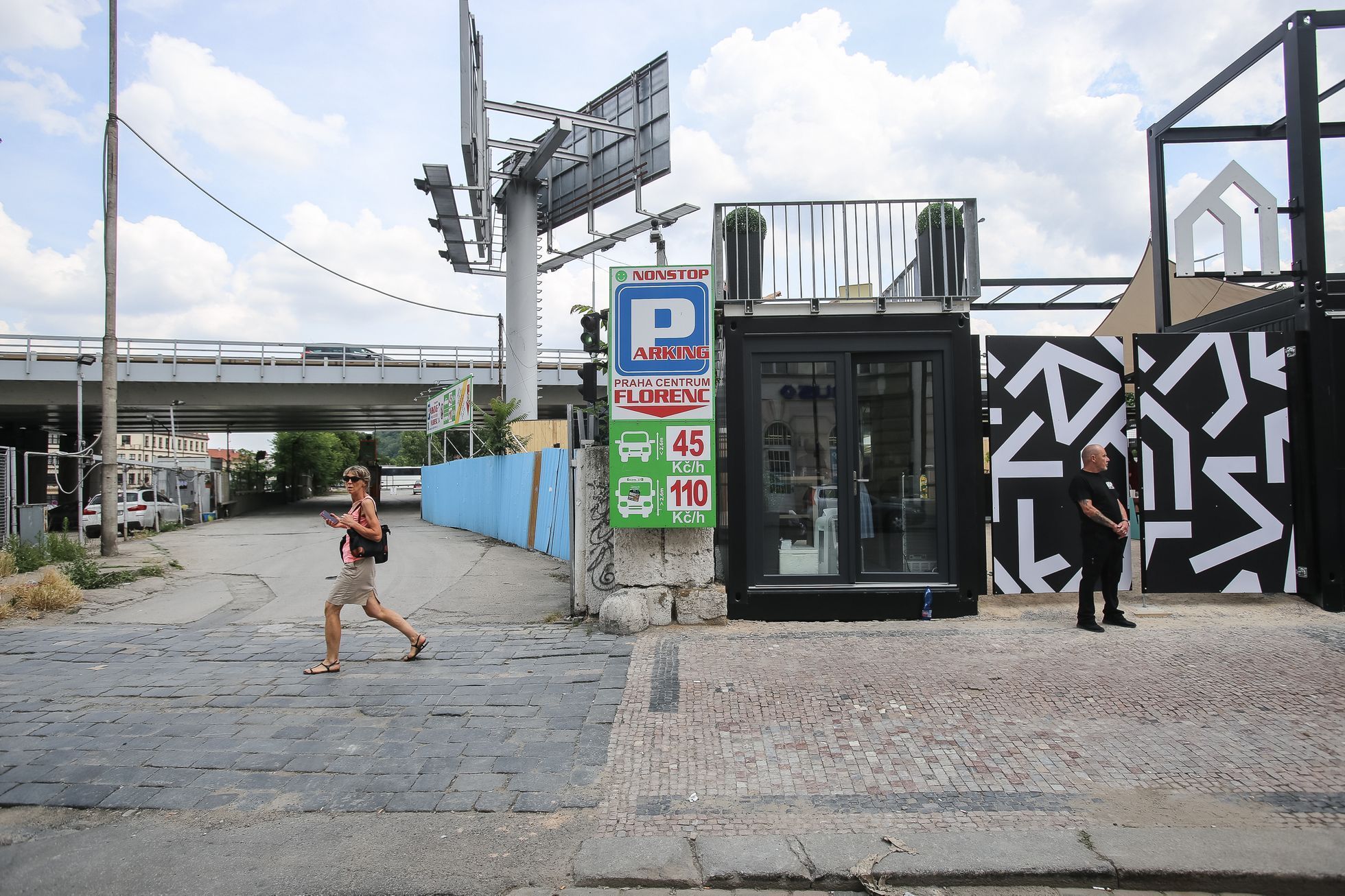Pop-up tržnice Manifesto složená z kontejnerů v Praze v ulici Na Florenci