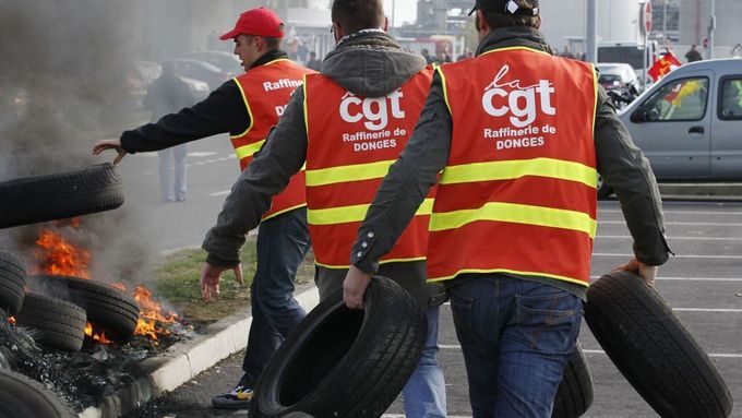 Zaměstnanci rafinerie u Nantes zapálili na přístupových cestách k podniku pneumatiky