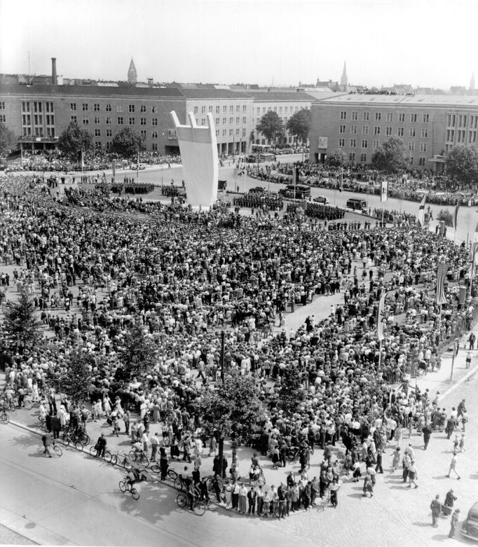 Archivní snímek z blokády západní části Berlína a následném vzniku „leteckého mostu“, která byl odstartován  24.6. 1948.