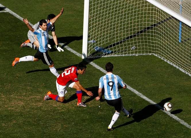 Higuaín dává třetí gól Argentiny