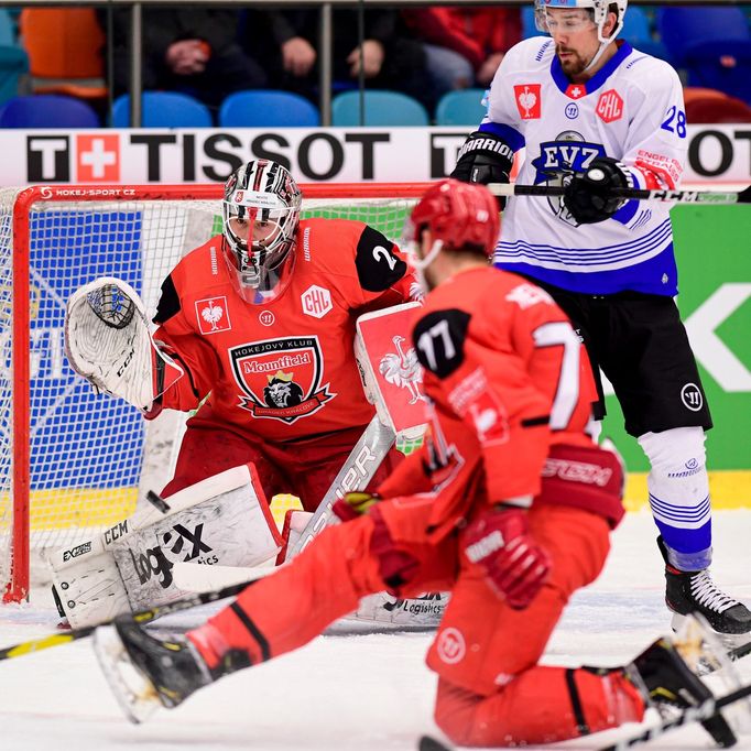 1. utkání čtvrtfinále hokejové Ligy mistrů 2019/20, Hradec Králové - Zug: Marek Mazanec v akci (před ním Yannick Lennart-Albrecht a Richard Nedomlel).