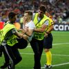 fotbal, Liga mistrů 2017/2018, Real Madrid - Liverpool, pořadatelé pacifikují výtržníka, který vběhl na hřiště