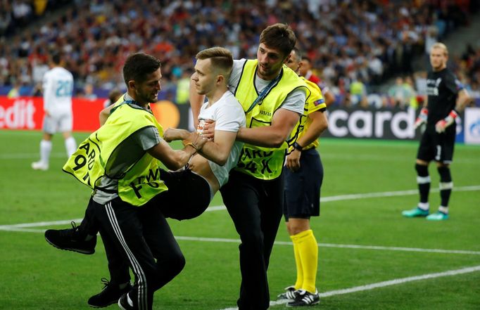 fotbal, Liga mistrů 2017/2018, Real Madrid - Liverpool, pořadatelé pacifikují výtržníka, který vběhl na hřiště