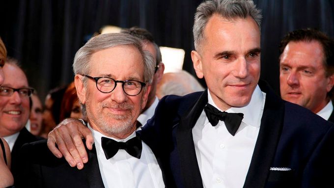 Steven Spielberg a Daniel Day-Lewis pózují při předávání Oscarů 2013