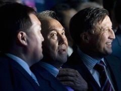 Nazarbajev má moc pevně v rukou. Poslanci na jaře odhlasovali ústavní změny v jeho prospěch: volen může být opakovaně a bez omezení.