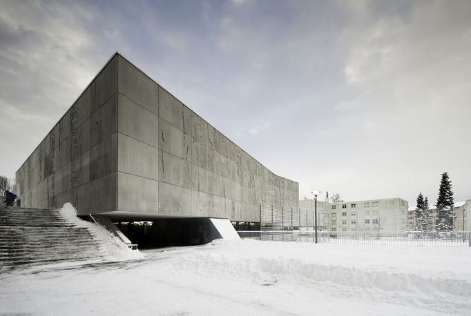 Auditorium, Piere Eckert a Wim Eckert/ e 2 a, Stäfa, 2010  Stavba je estetickým protipólem tvrdého a drsného městského prostředí a tvoří nové, hustou sítí propojené centrum malého vzdělávacího areálu, přičemž nově interpretuje architekturu sedmdesátých let.