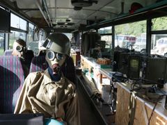 V autobuse je expozice předmětů chemické armády. 