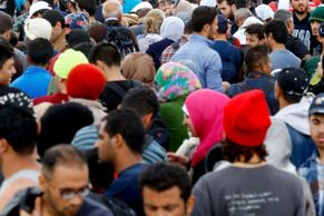 Foto: Kontroly způsobily chaos. Stojí vlaky i dálnice, u hranic čekají tisíce lidí