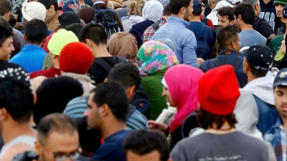 Foto: Kontroly způsobily chaos. Stojí vlaky i dálnice, u hranic čekají tisíce lidí