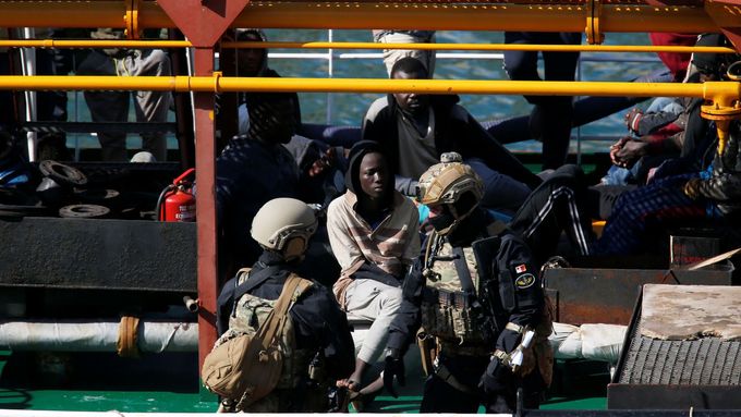 Maltská speciální jednotka na lodi, kterou unesli uprchlíci.