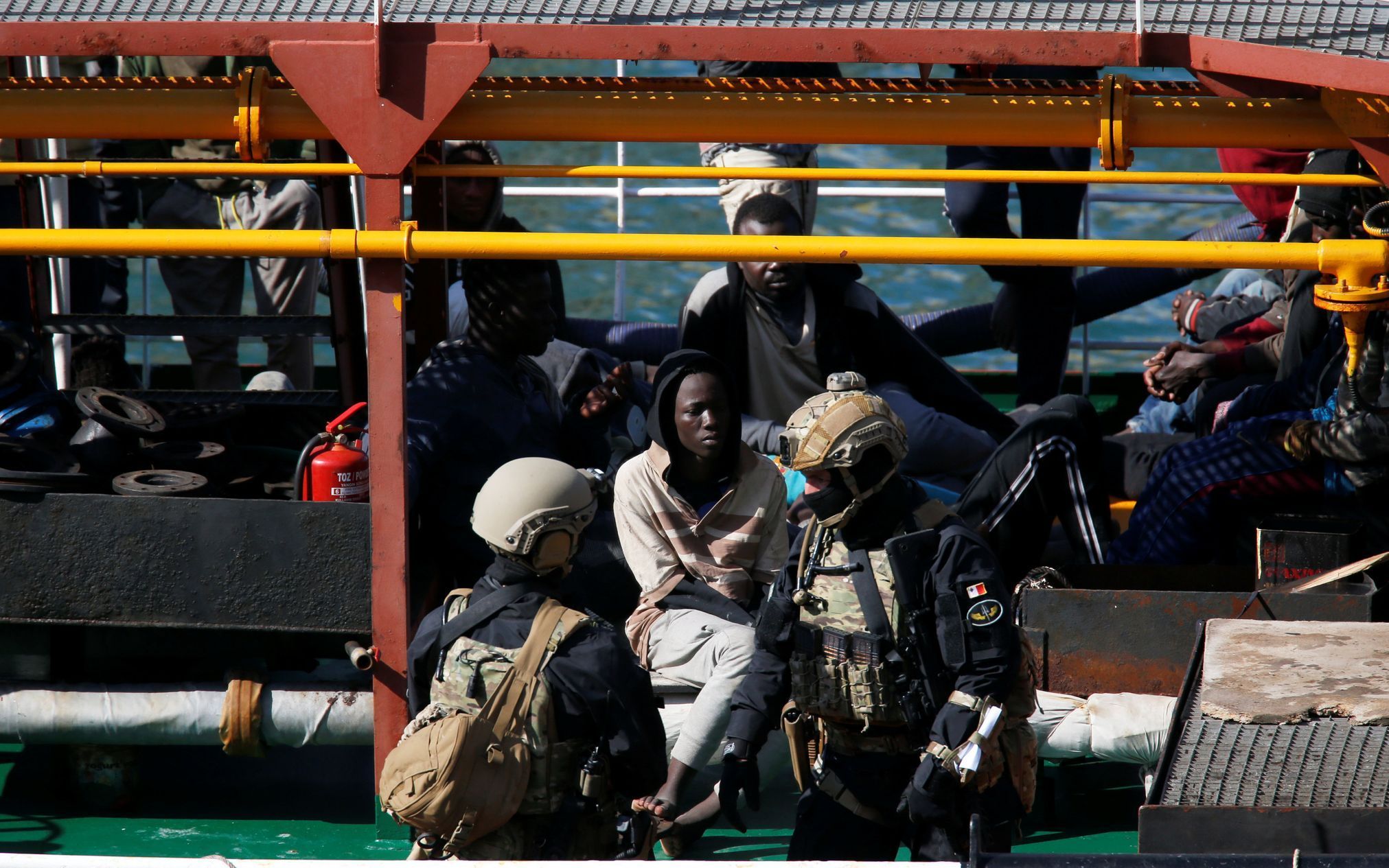 Maltská speciální jednotka na lodi, kterou unesli uprchlíci.