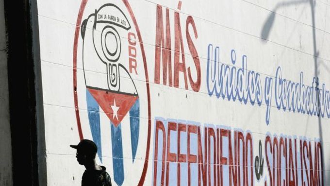 Graffiti na havanské zdi, vyzývající k obraně socialismu.