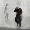 Fotky zpocené Evropy: Horko udeřilo na Paříž i Tyroly