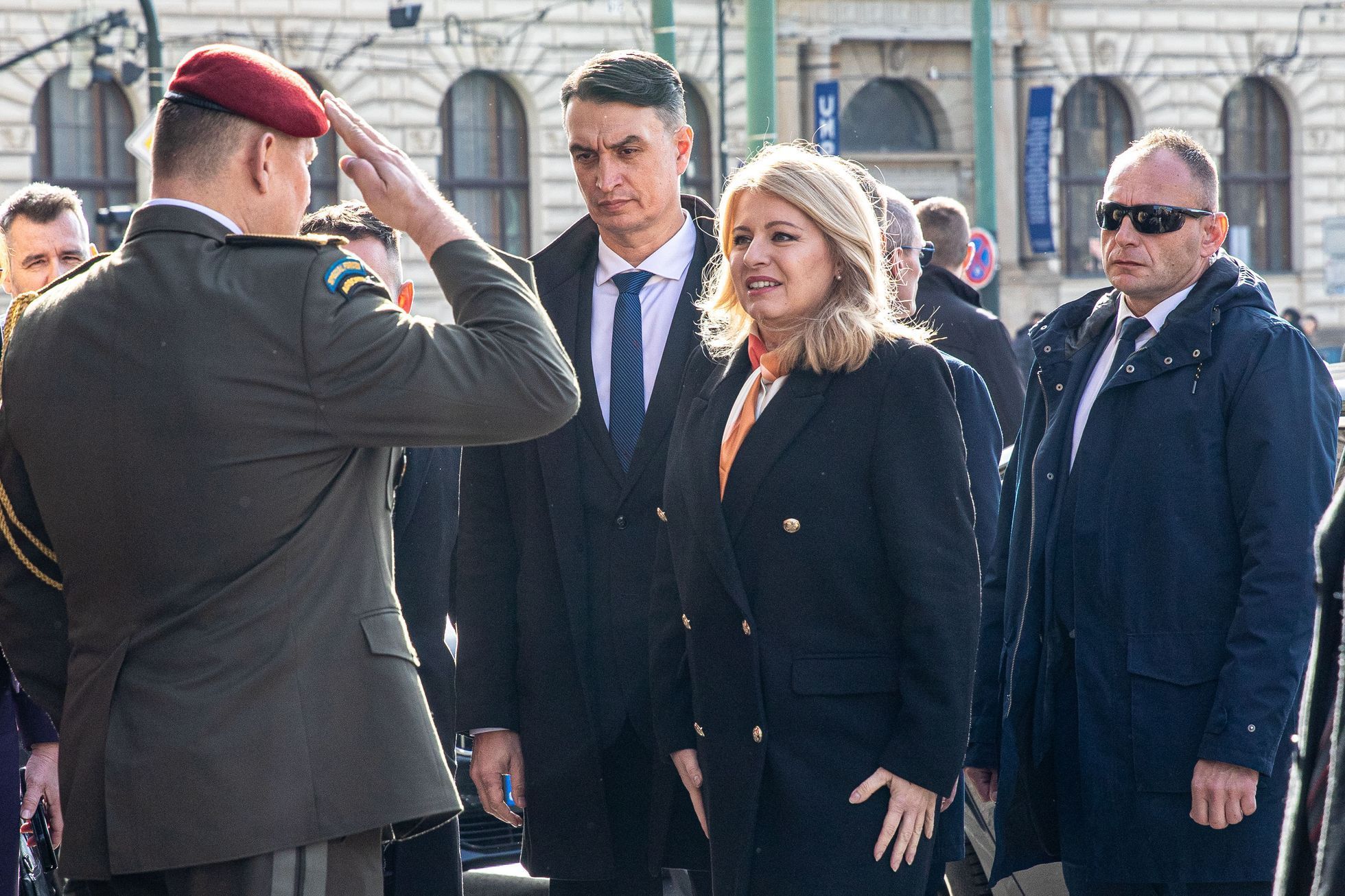 Slovenská prezidentka Zuzana Čaputová před Filozofickou fakultou v Praze