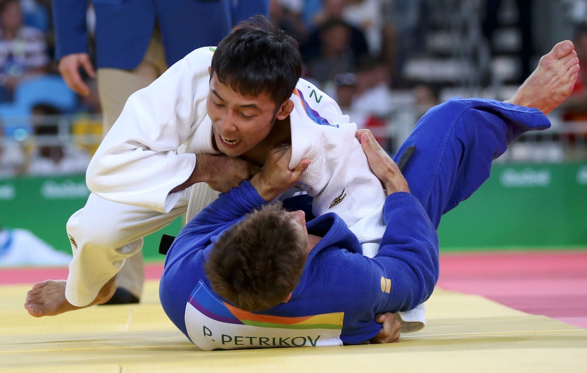 OH 2016, judo: Pavel Petřikov (v modrém) a  Naohisa Takato