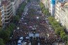 Na Václaváku demonstrovalo 19 tisíc lidí, naznačují data operátora. Policie o číslech stále mlčí