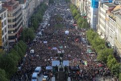 Na Václaváku demonstrovalo 19 tisíc lidí, naznačují data operátora. Policie o číslech stále mlčí