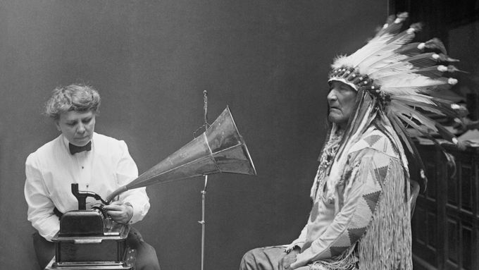 Antropoložka Frances Densmoreová nahrává v roce 1916 na fonograf vyprávění a zpěvy náčelníka Černonožců pro účely amerického etnologického ústavu.