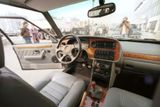 Velkolepá premiéra vozu se uskutečnila 9. dubna 1996 v pražském hotelu Hilton. Z ní pochází i tento snímek kabiny, která má dřevěné obložení a kožené čalounění, rozvržení ovladačů pak není nepodobné automobilům Saab.