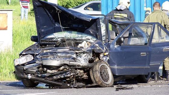 Auto nedalo přednost při vyjíždění z benzínky, 1 mrtvá