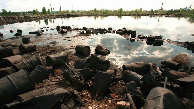 Na ilustračním snímku z roku 1997 jsou prázdné barely od chemických látek na břehu jezera v Dzeržinsku, asi 330 kilometrů od Moskvy.