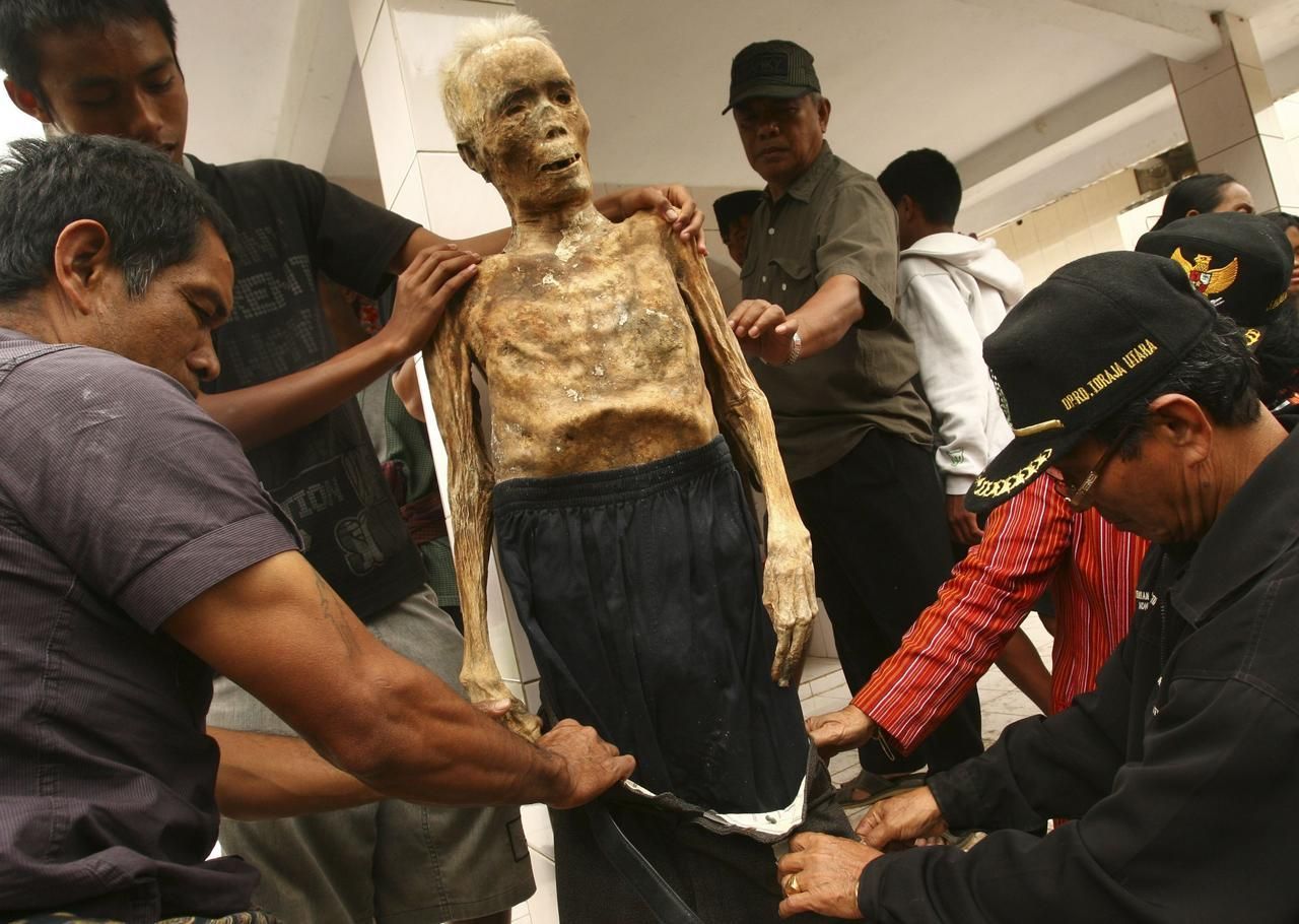 Foto: Šokující rituály v indonéské Toraji. Z nebožtíků dělají mumie a pak s nimi žijí doma.