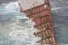 Poté, co se zdálo, že se situace kolem nákladní lodi Rena, jež loni 6. října uvízla v Zátoce hojnosti, zdála stabilizovaná a většina ropného oleje byla odčerpána...