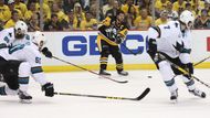 Nic na tom nezměnil ani kapitán Sidney Crosby (87) přihrávající bez helmy na volného spoluhráče,...