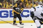 Nic na tom nezměnil ani kapitán Sidney Crosby (87) přihrávající bez helmy na volného spoluhráče,...