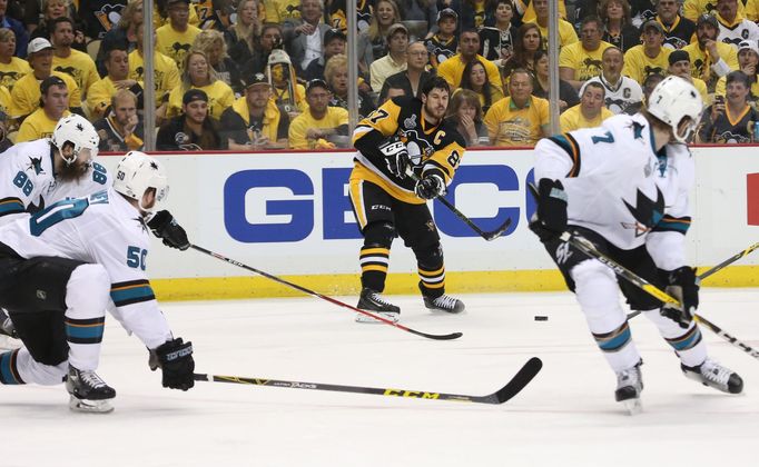 Pittsburgh Penguins center Sidney Crosby (87) passes the puck after losing his helmet against the San Jose Sharks