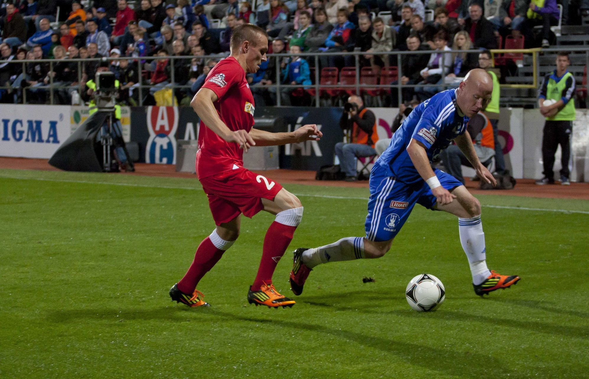 Fotbalista Sigmy Olomouc Jan Schulmeister uniká před Miroslavem Králem v utkání 9. kola Gambrinus ligy 2012/13 se Zbrojovkou Brno.