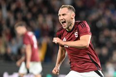 Sparta v závěru otočila derby plné karet, Baník ukončil ligové trápení