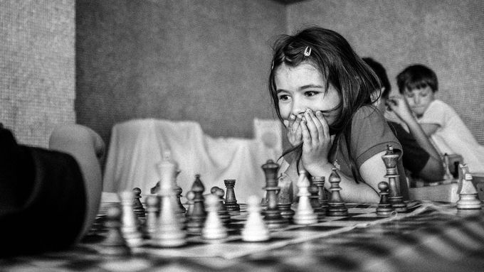 Snímky Michaela Hankeho zachycují nevídané emoce na dětských šachových turnajích.
