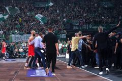 Peklo po řecku: násilí, pokuty i stopka od vlády. Toxické finále se vymklo kontrole